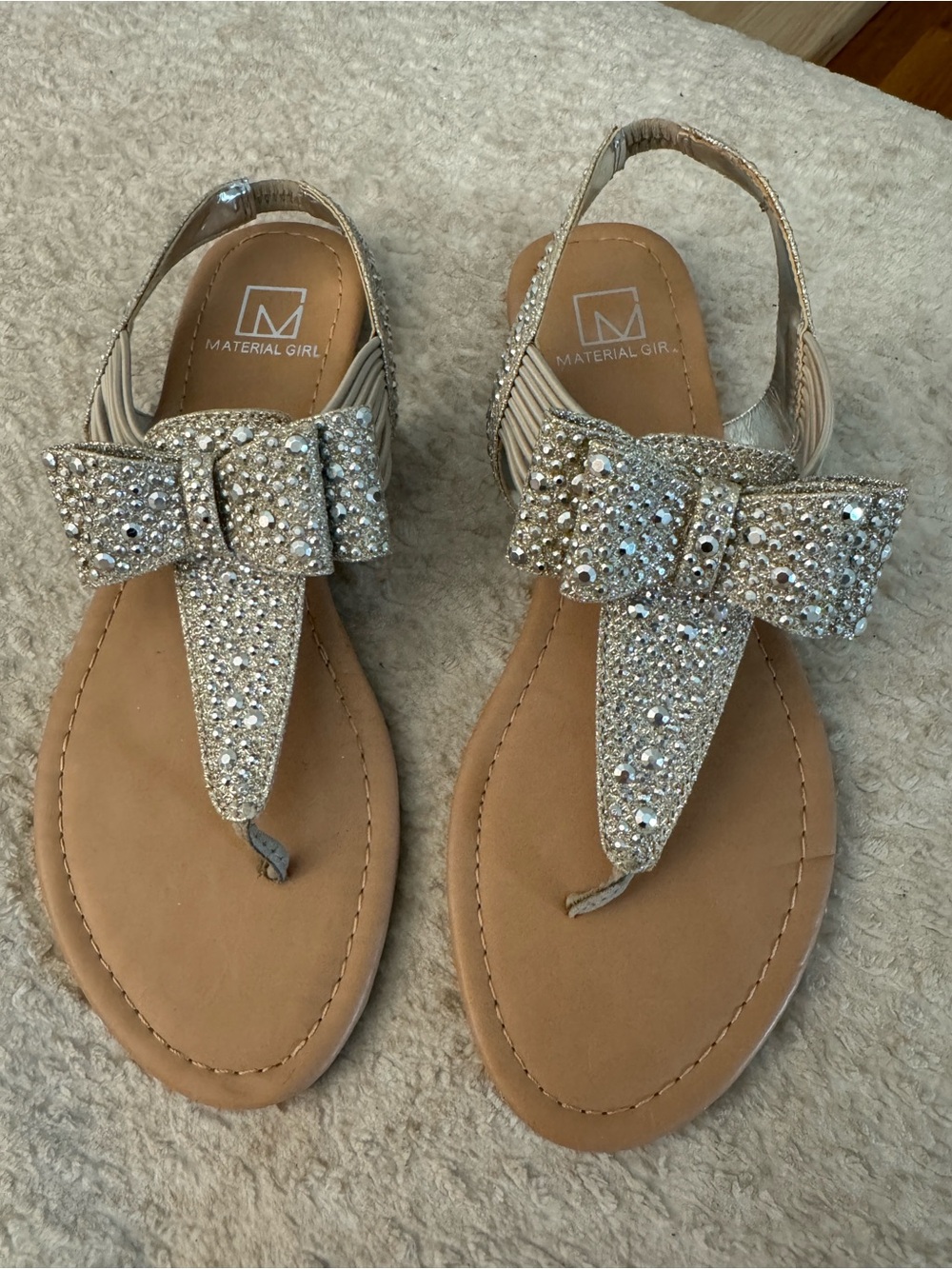 Material Girl Macys Gold Rhinestone Bow Thong Sandals Size 7 Sparkly Slingback
